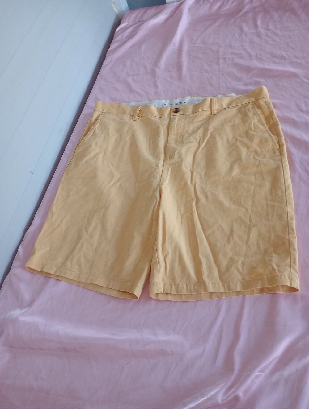 Old Navy Shorts Mens 40 Ultimate Slim Built-In Flex Light Yellow